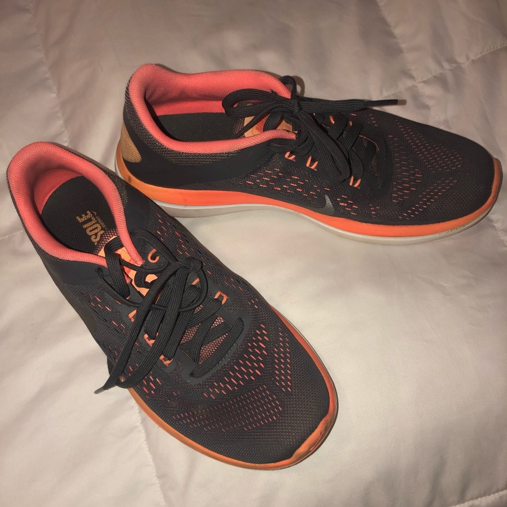 NIKE tennis shoes